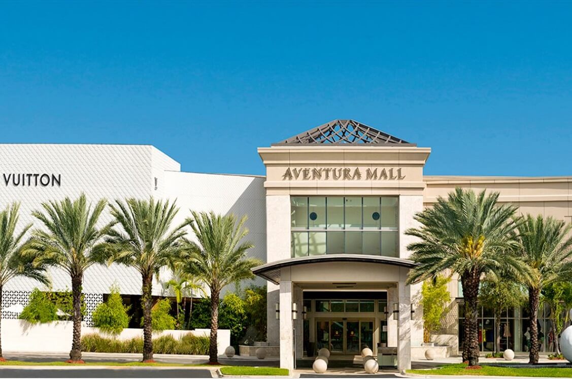 Shopping at high-end stores — Aventura Mall Florida